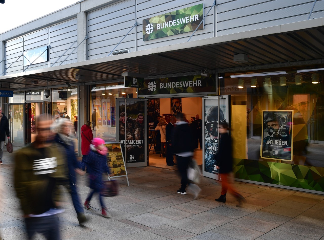 In Erfurt gibt es bald einen Store der Bundeswehr. Dieser hier hatte von 1. März bis 3. Mai 2020 in Wolfsburg geöffnet. 