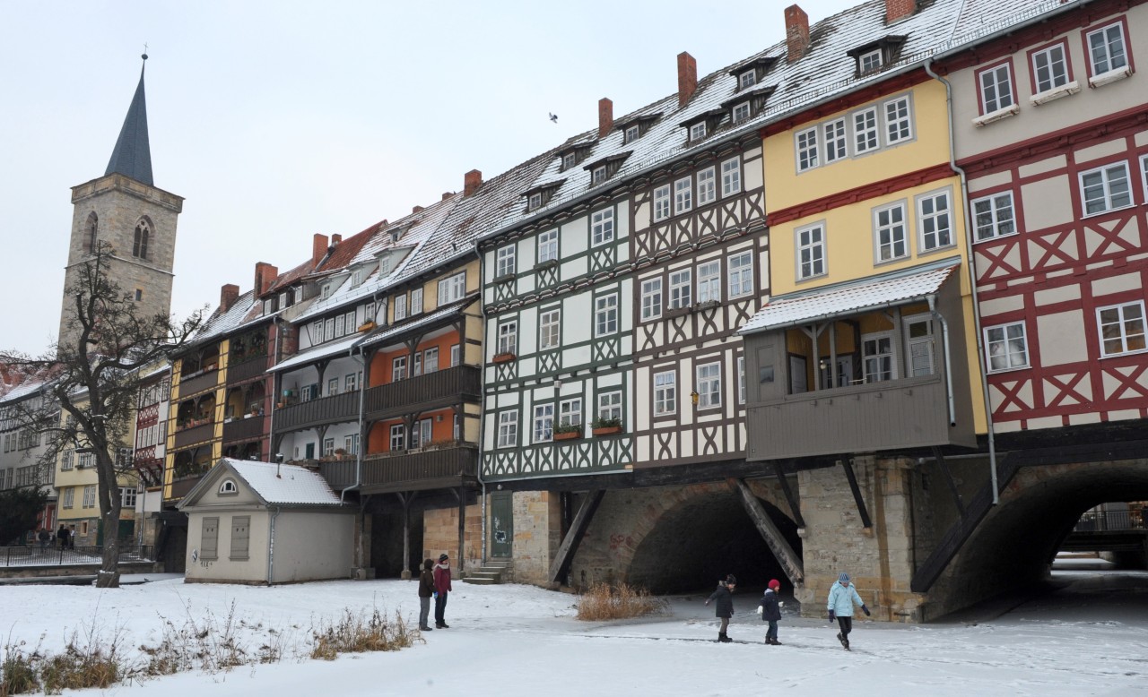 Auch auf und um die Krämerbrücke ist noch alles weiß.