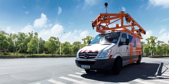 Erfurt Seltsame Autos fahren durch Stadt Eagle Eye Technologies Infrastruktur