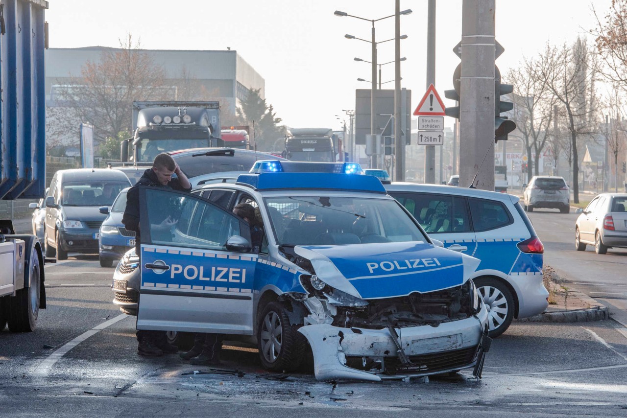 Die Kreuzung musste gesperrt werden, es bildete sich teilweise Stau.