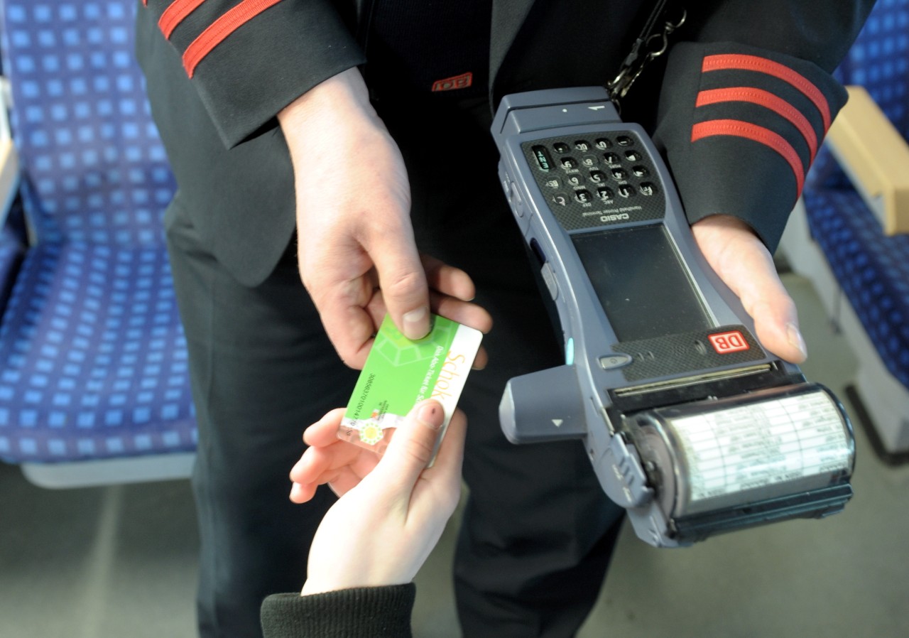 Thüringen. Der Kinderfahrschein wird beispielsweise auf 1,70 Euro angehoben. Bei einer Fahrkartenkontrolle ab dem ersten August musst darauf geachtet werden. (Symbolbild)