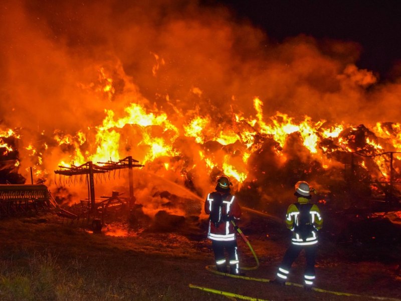 Feuer Feuerwehr Brand Flammen Hausbrand Vollbrand