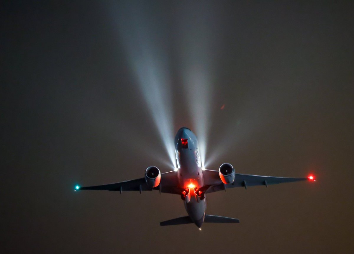 Flugzeug nachts Flughafen Leipzig