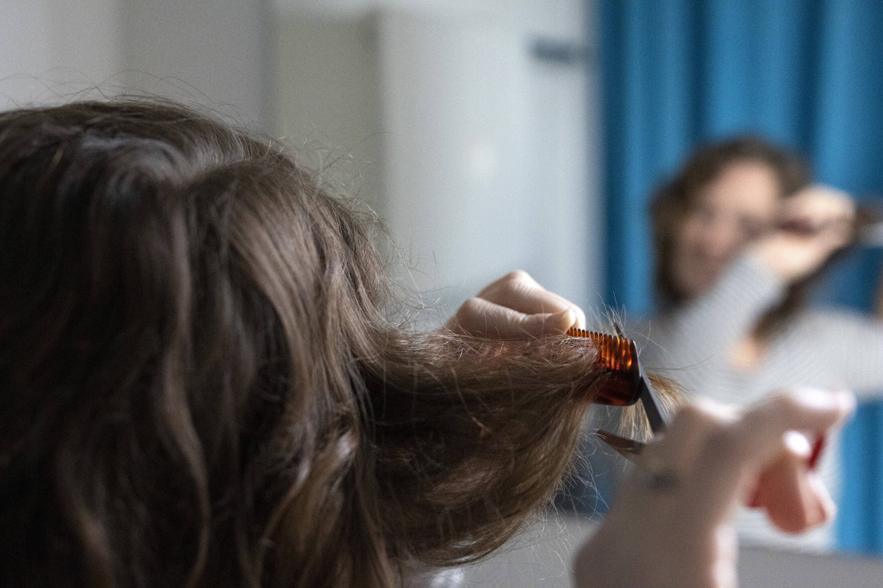 Jetzt hilft nur noch Haare selber schneiden. Doch das trauen sich viele nicht!