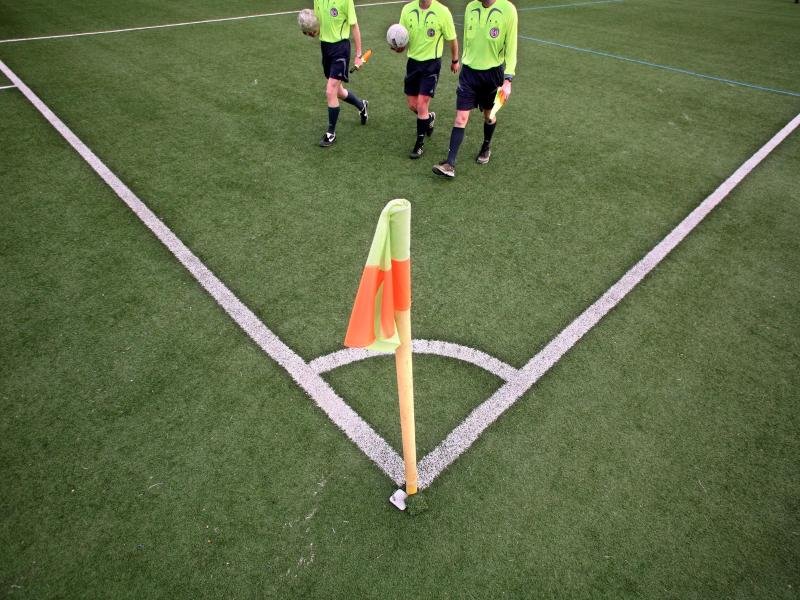 Fußball, Ecke, Schiedsrichter, Unparteiischer, Punktrichter, Referee, Schiri, Symbol, Symbolfoto, Symbolbild