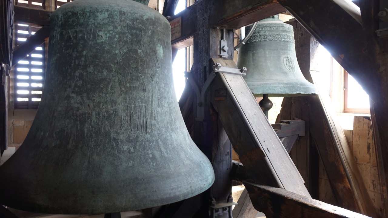 Glück im Unglück: Die kleine Johannes-Glocke (rechts) überstand den Zweiten Weltkrieg.