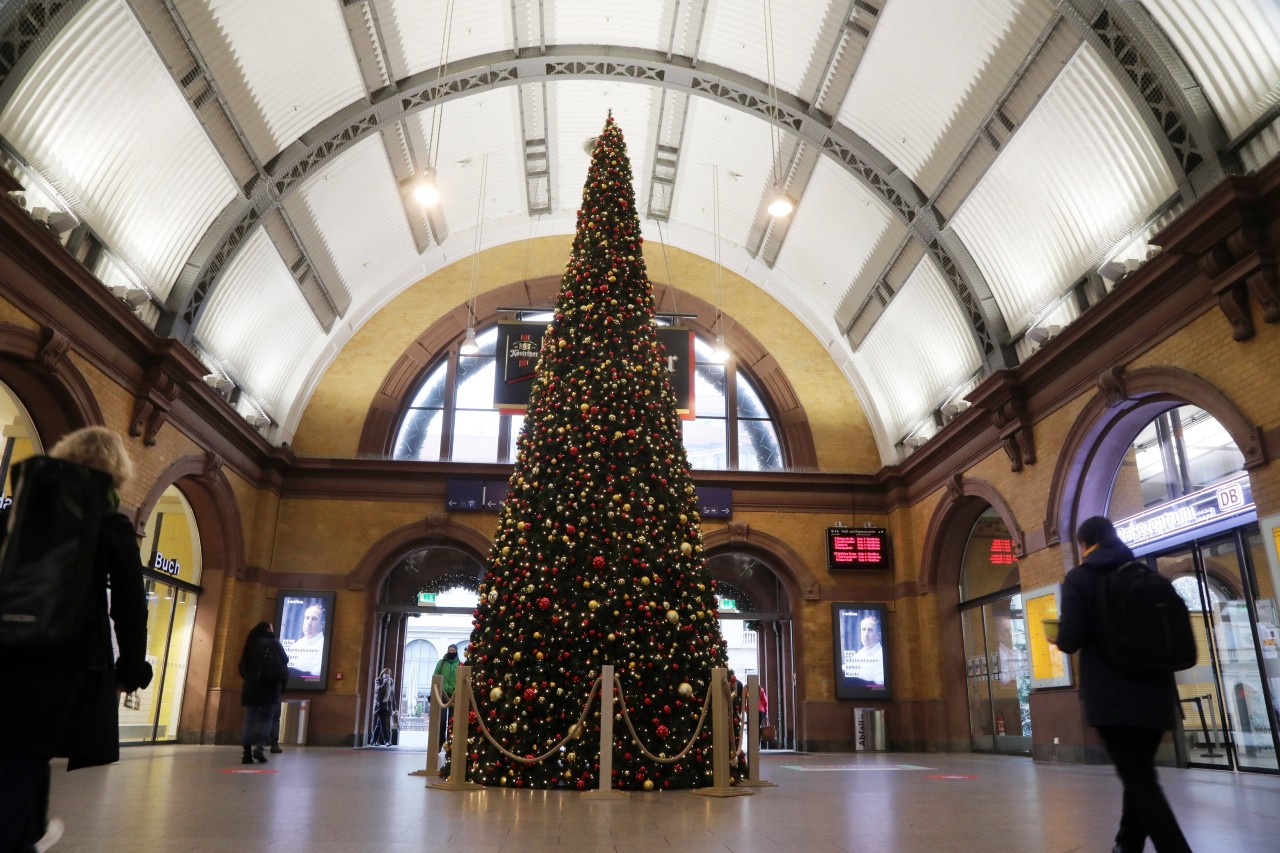 Weihnachtliche Stimmung am Hauptbahnhof Erfurt.