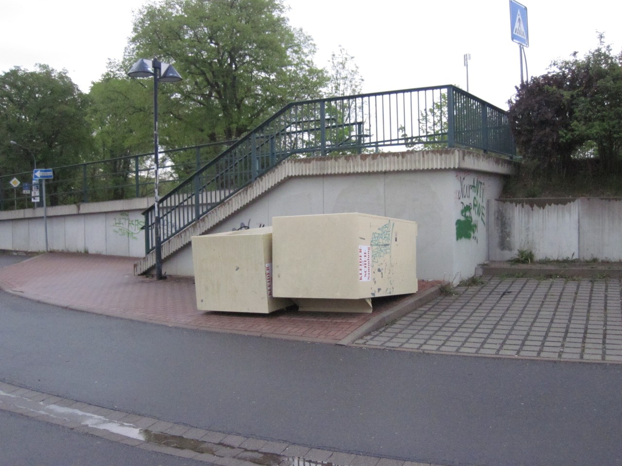 Diese zwei Container mussten dran glauben. Völlig sinnlos.