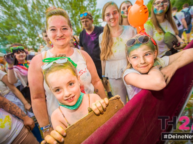 Am Samstag (22.06.2019) wurde es bunt am Strandschleicher Jena, denn das HOLI Farbfestival machte Halt. Mit fetten Acts auf der Büne und gut gelaunten Gästen wurde bis in die Nacht hinein gefeiert und sich mit Farbe beschmissen. Als kleine Überraschung bekam DJ Flo Höhn während seines Gigs einen Heiratsantrag. (Fotos: Tom Wenig)