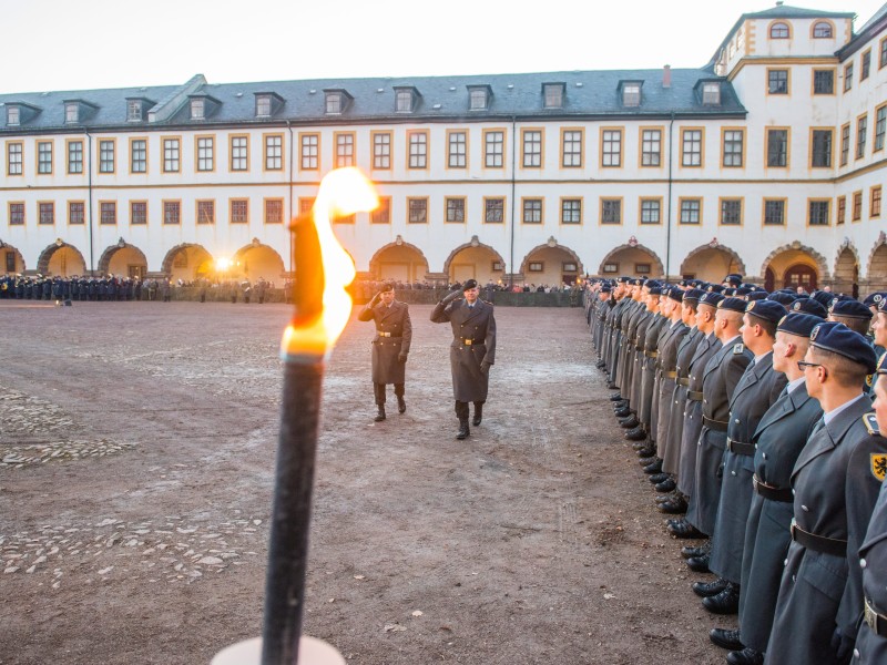 Bundeswehrsoldaten des  Aufklärungsbataillons 13 der Gothaer Friedenstein-Kaserne wurden im Schlosshof in Gotha vereidigt.