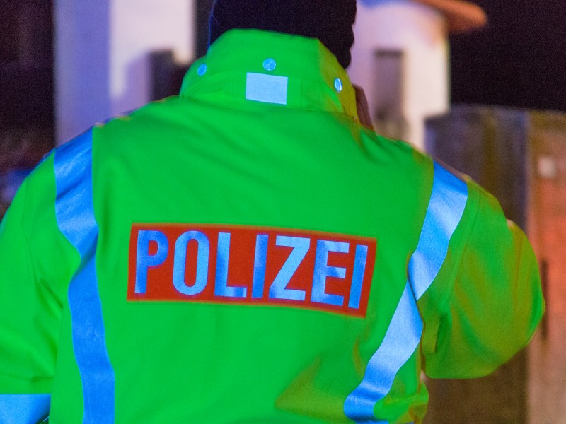 Beim Brand eines Wohnhauses im Saale-Orla Kreis ist ein 41 Jahre alter Feuerwehrmann bei Löscharbeiten verletzt worden. Er war am späten Montagabend auf einer Eisfläche ausgerutscht, wie die Polizei mitteilte. 