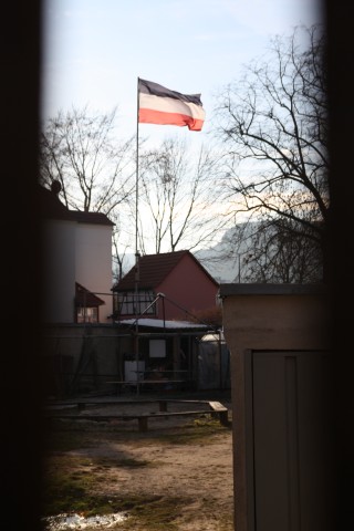 Im Garten trafen sich die Neonazis am Lagerfeuer.