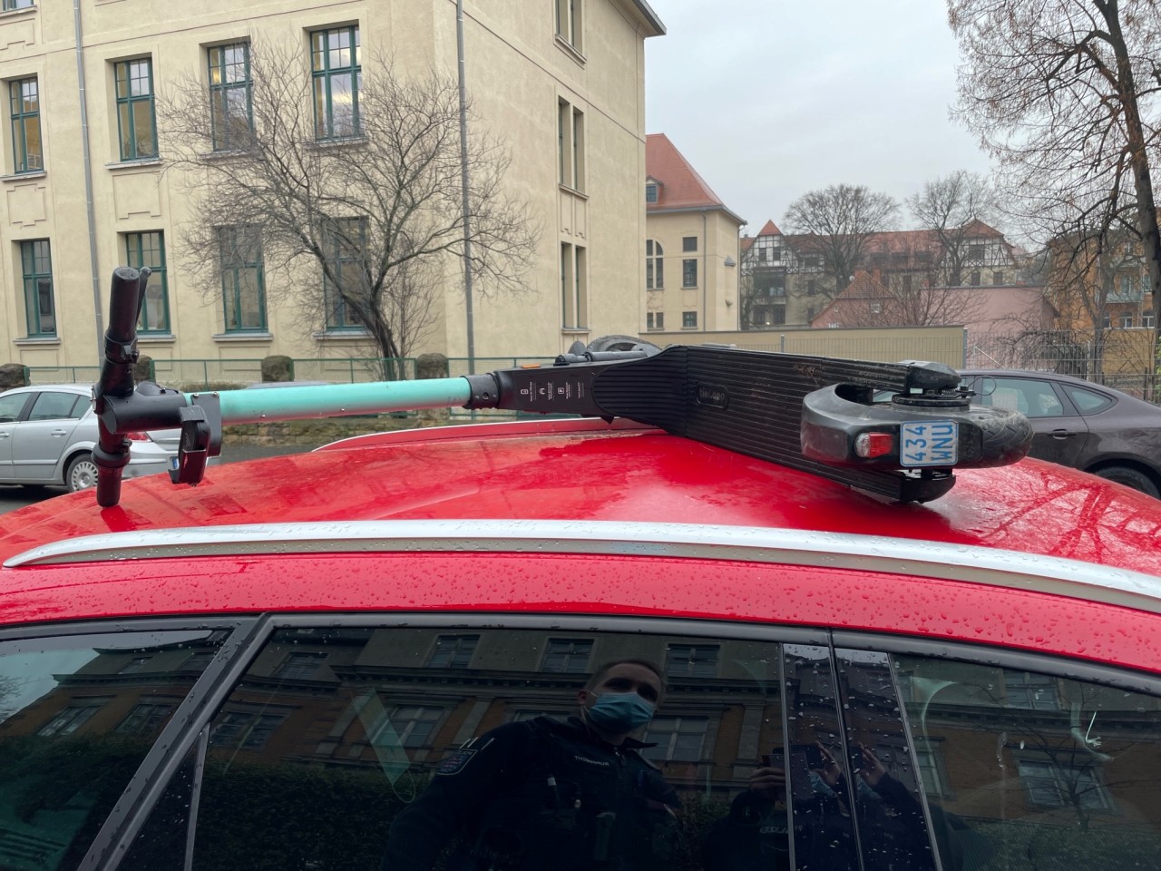 In Jena lag ein E-Scooter plötzlich auf dem Fahrzeugdach.