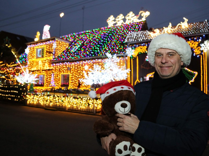 Lichterketten in einer Gesamtlänge von etwa fünf Kilometern mit circa 120.000 LEDs zieren in diesem Jahr das berühmte Weihnachtshaus in Walschleben nordwestlich von Erfurt. Unweit der Landeshauptstadt schmückt dort die Familie Leicht seit fast zwei Jahrzehnten ihr Haus mit stetig zunehmendem Aufwand. (alle Fotos: Karina Heßland-Wissel)