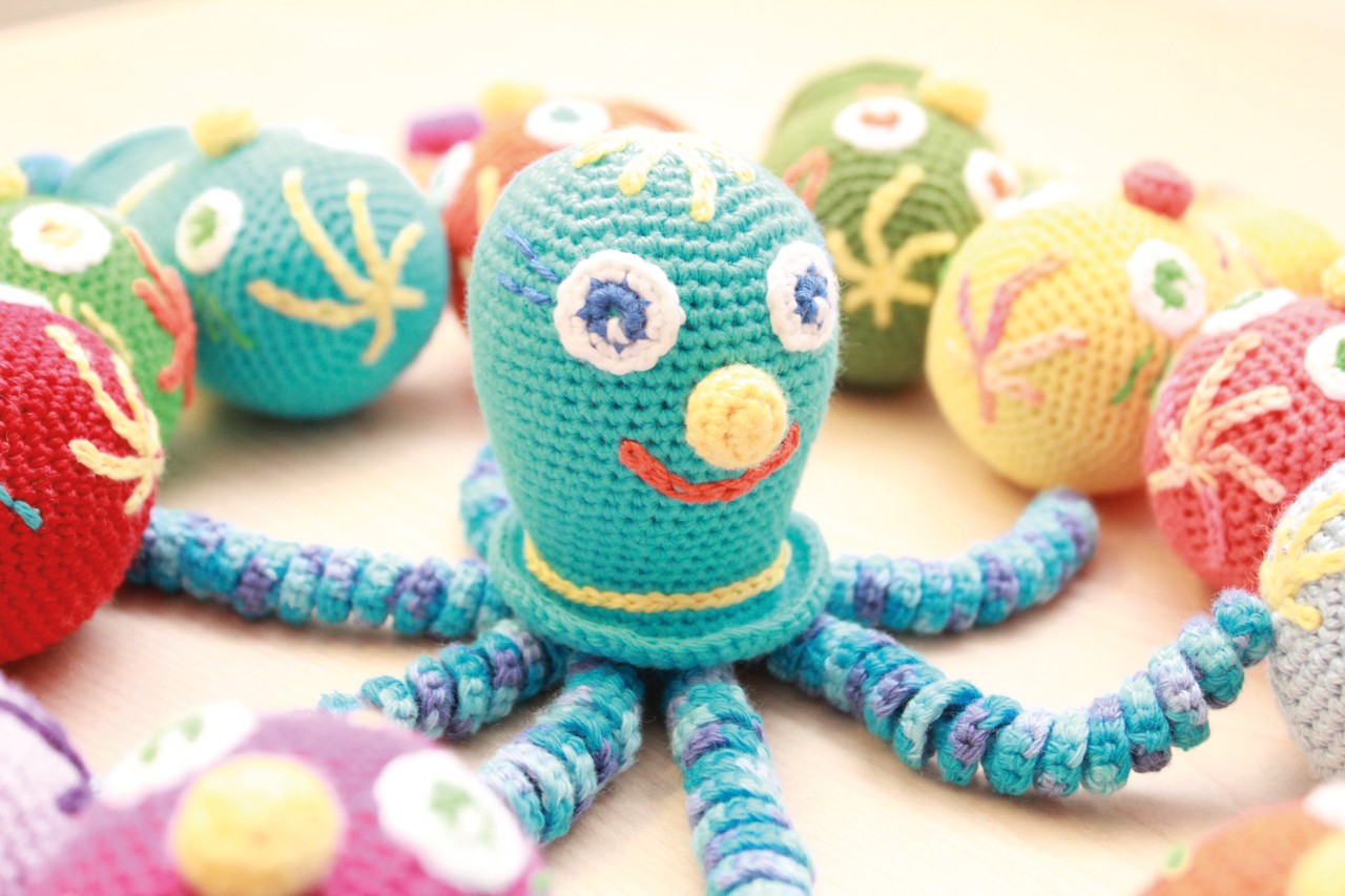 Mit selbstgestrickten Kraken will das Klinikum den Frühchen helfen.