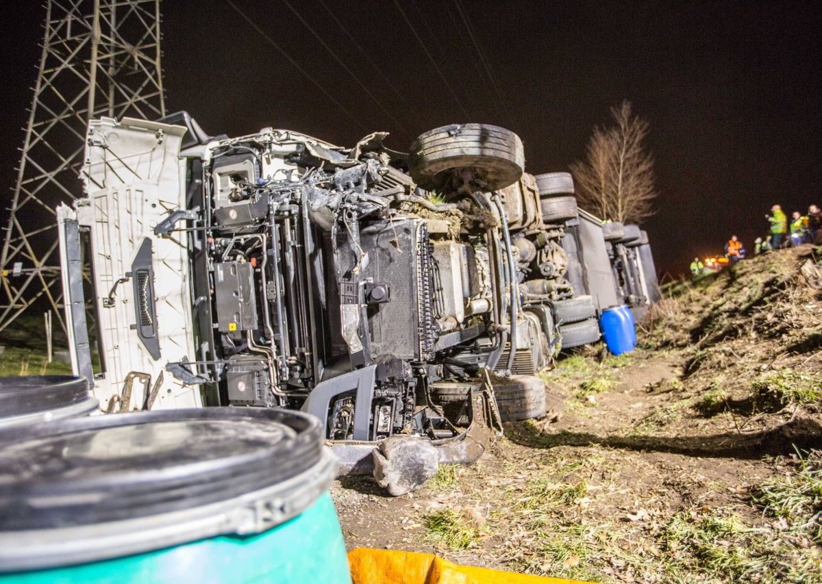 Lastwagen auf rechte Fahrzeugseite gekippt