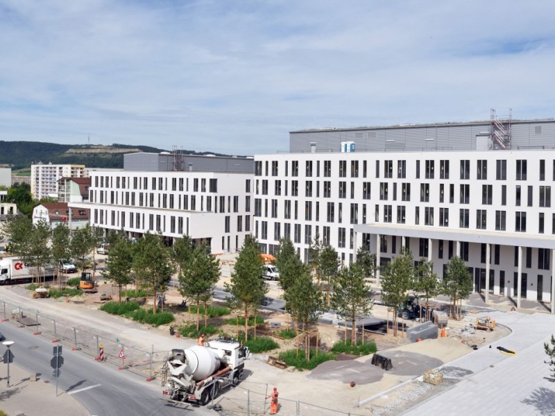 Blick auf die neue Frontseite des Universitätsklinikums Jena: Rechts Gebäudeteil „A“ mit dem künftigen Haupteingang, links Gebäudeteil „E“, in dem künftig unter anderem erkrankte Kinder an einem Standort versorgt werden., UKJ-Vorstandsprecherin Dr. Brunhilde Seidel-Kwem