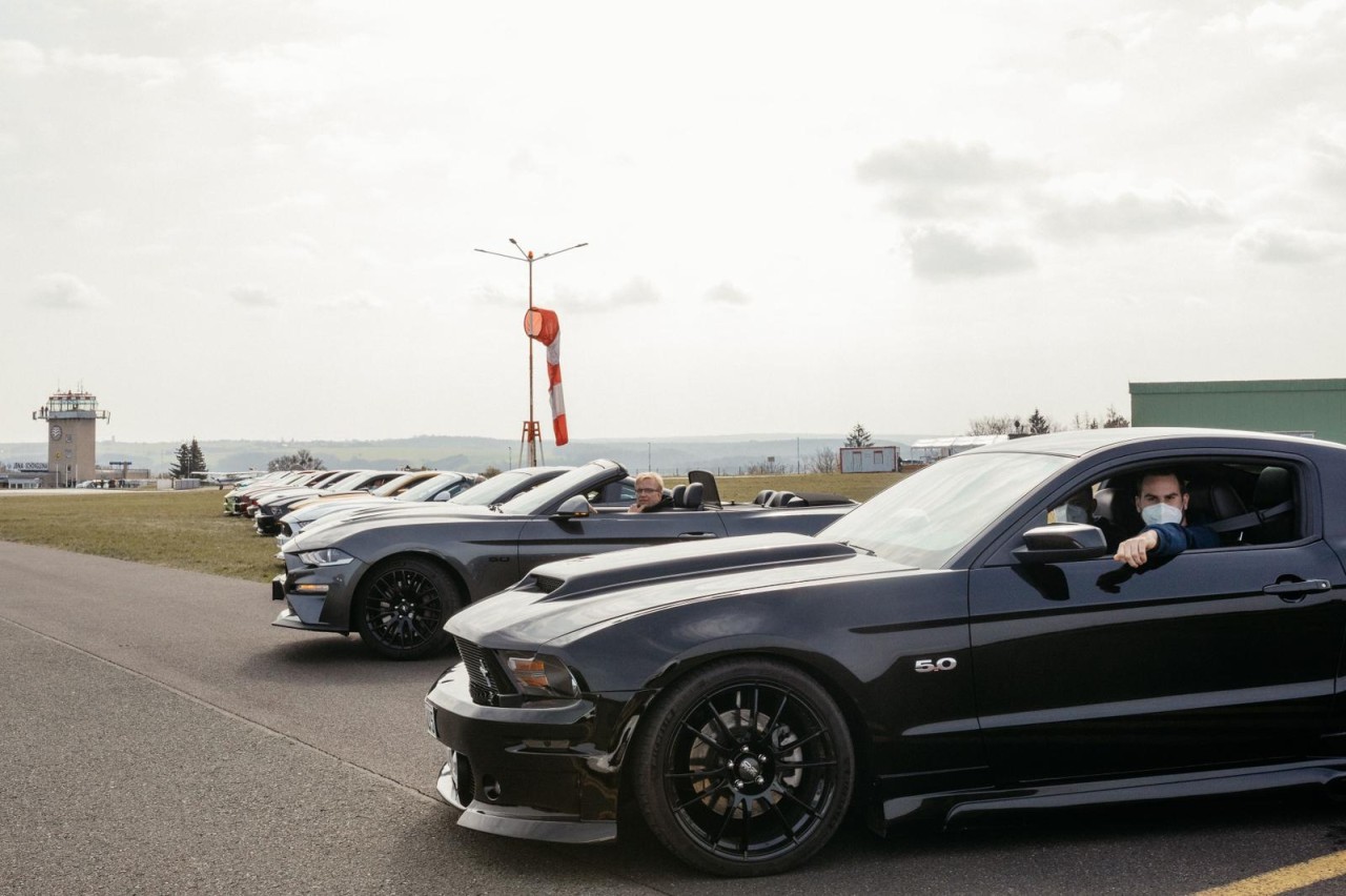 Aufgereiht im Spalier empfingen die Mustangs die Familie von Herrn F. 