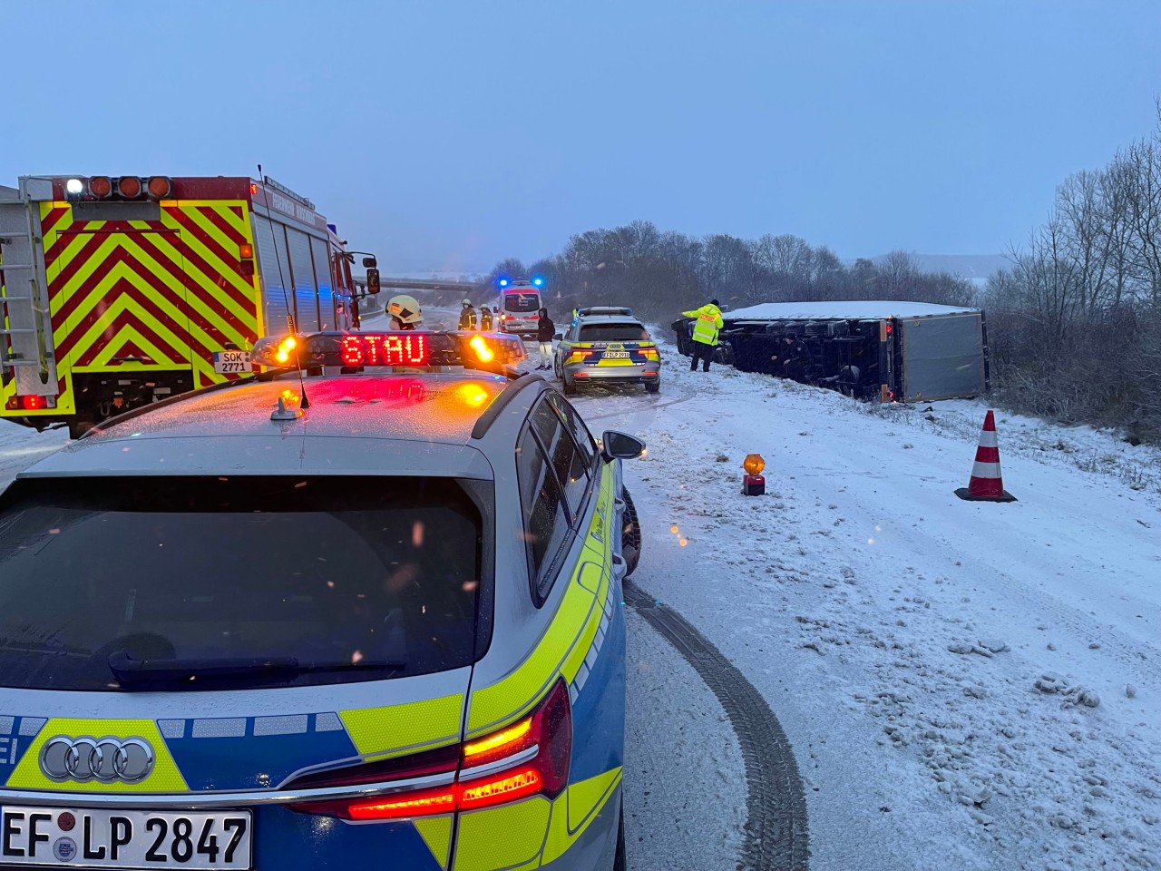 Das Wetter in Thüringen macht den Autofahrern das Leben schwer. Dieser Lkw landete im Graben.