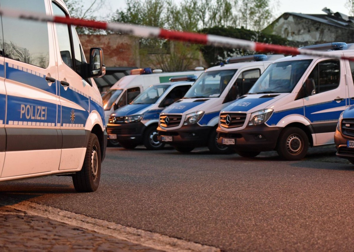 Polizei Großaufgebot Großeinsatz Sixpack Streifenwagen