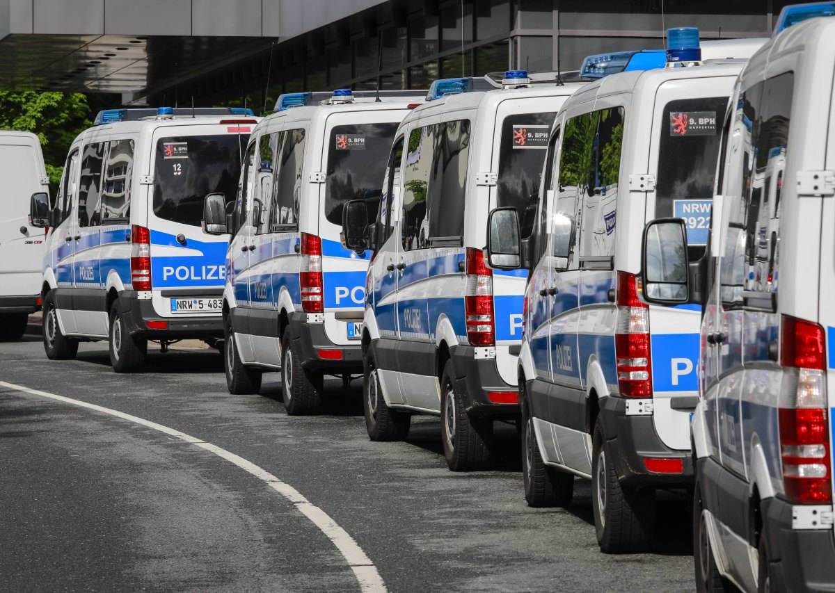 Polizei Großeinsatz Sixpack