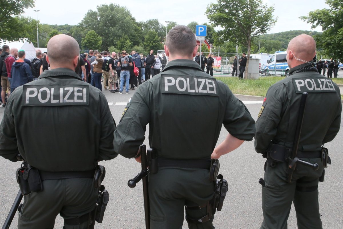 Polizei bei Rechtsrock-Konzert