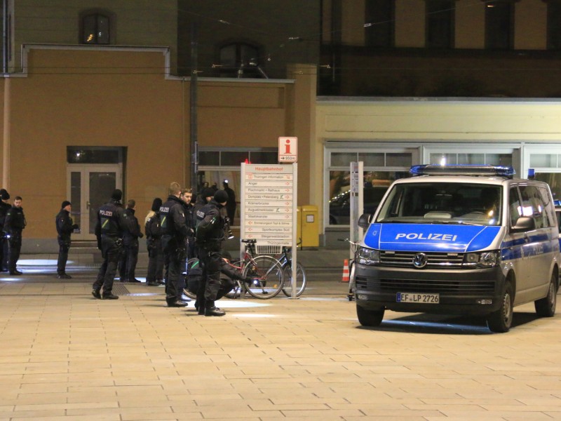 Ersten Informationen zu Folge, soll es eine Schießerei am Erfurter Hauptbahnhof gegeben haben. Die Polizei ist mit einem Großaufgebot vor Ort. Foto: Matthias Gränzdörfer