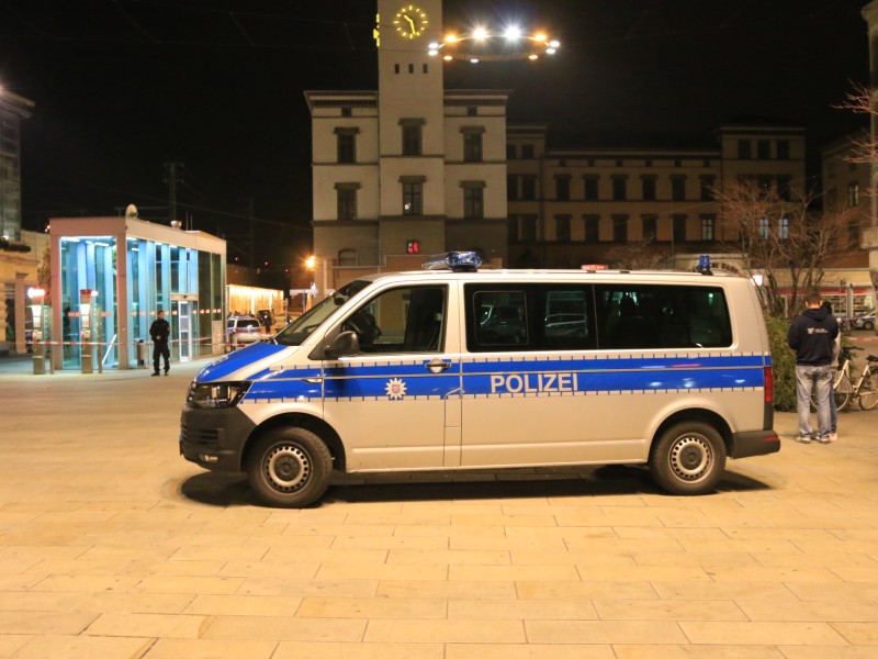 Ersten Informationen zu Folge, soll es eine Schießerei am Erfurter Hauptbahnhof gegeben haben. Die Polizei ist mit einem Großaufgebot vor Ort. Foto: Matthias Gränzdörfer