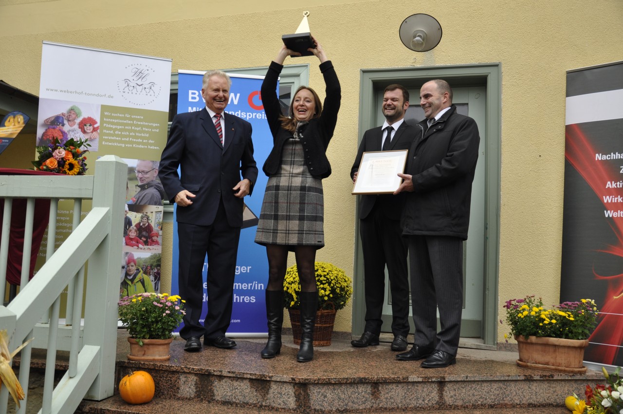 Bei der Preisverleihung der Unternehmerin des Jahres im Kreis Weimarer Land: (v.l.n.r.) Horst Schulze, Leiter des Kreisverbandes Weimar, Weimarer Land Sömmerda des BVMW; Andrea Krug, Gründerin und Leiterin des Weberhofes; Maik Schuster, pädagogischer Leiter; Ringo Siemon, BVMW