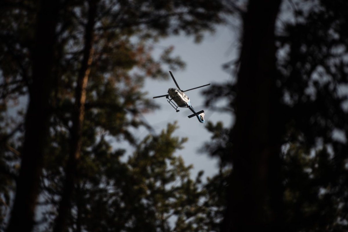 Rettungshubschrauber über Wald