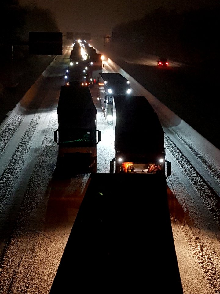 Schnee Lkw Autobahn Stau