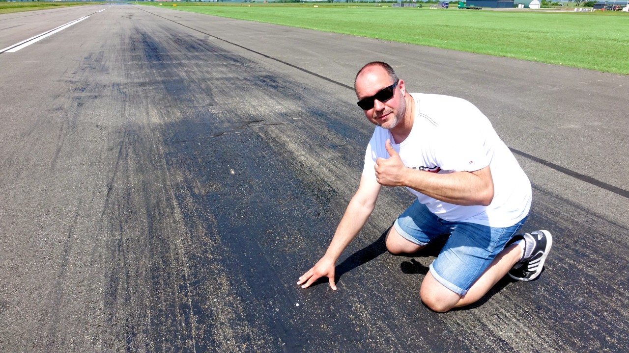 "Der Boden hat schon ausreichend Grip", stellt Maik Hinkel fest. "Die Reifenspuren brennen sich regelrecht in den Asphalt ein."