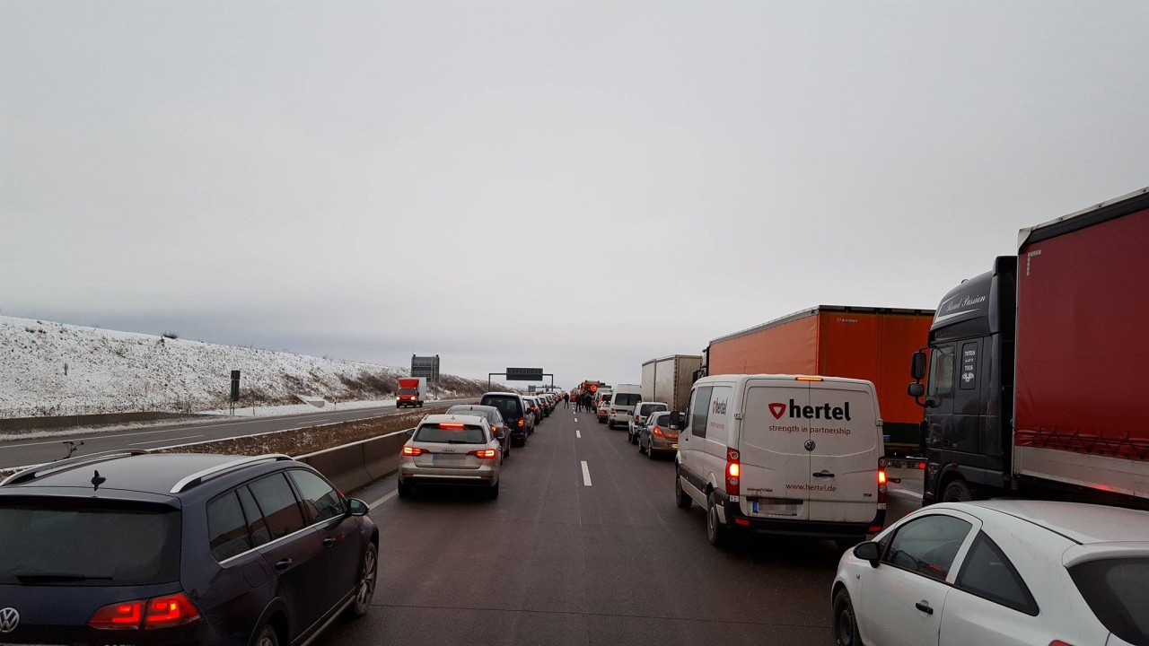 Ein perfekte Rettungsgasse bildeten die Fahrzeuge im Stau auf der A4 am Montagmorgen.