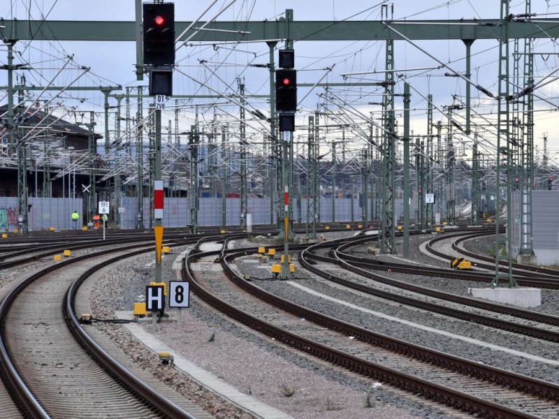 Symbolfoto Symbol Symbolbild Bahnhof Bahnsteig Bahngleis Gleis Sperrung Streckensperrung Hauptbahnhof Erfurt Erfurter Hbf Zug Bahnsteig Verspätung Rote Ampel Gleisvorfeld