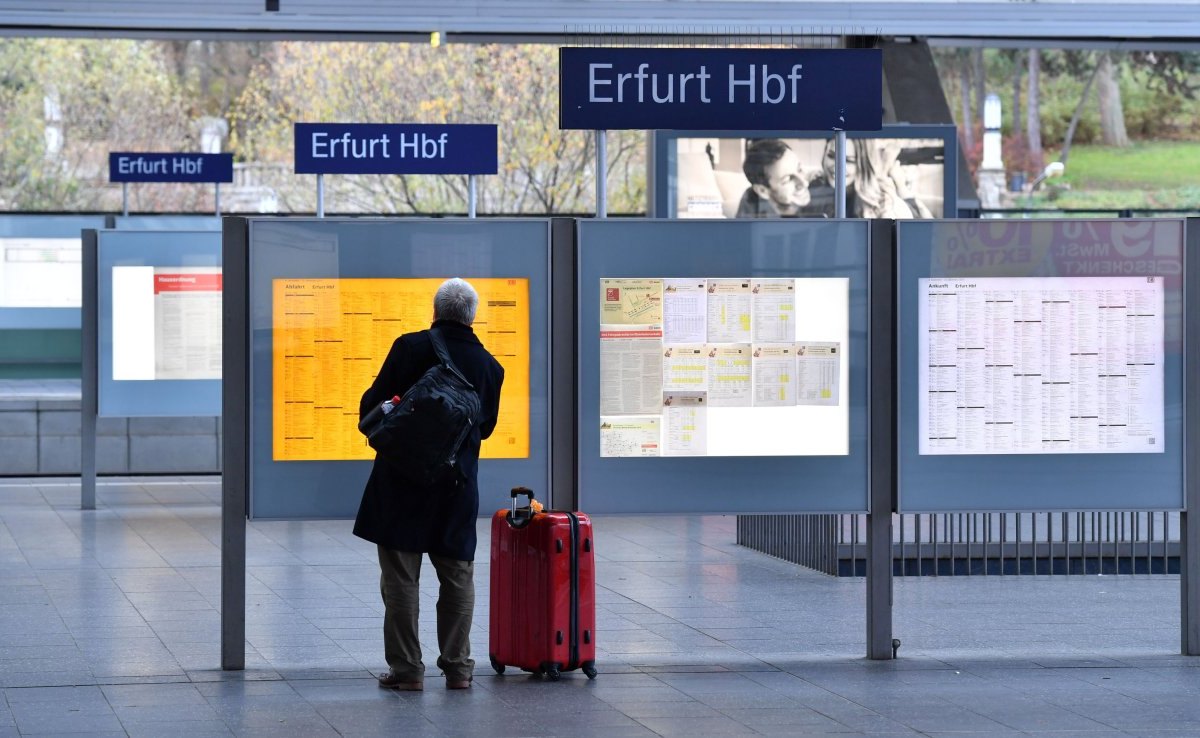 Symbolfoto Symbol Symbolbild Bahnhof Bahnsteig Bahngleis Gleis Sperrung Streckensperrung Hauptbahnhof Erfurt Erfurter Hbf Zug Bahnsteig Verspätung