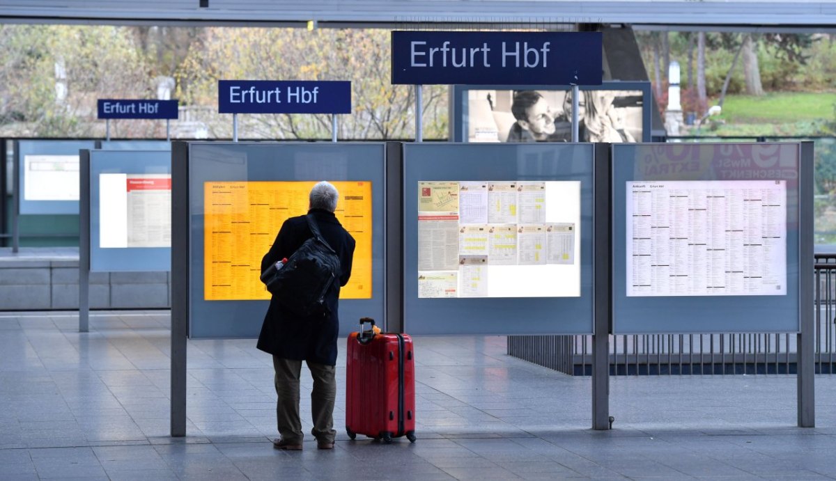 Symbolfoto Symbol Symbolbild Bahnhof Bahnsteig Bahngleis Gleis Sperrung Streckensperrung Hauptbahnhof Erfurt Erfurter Hbf Zug Bahnsteig Verspätung