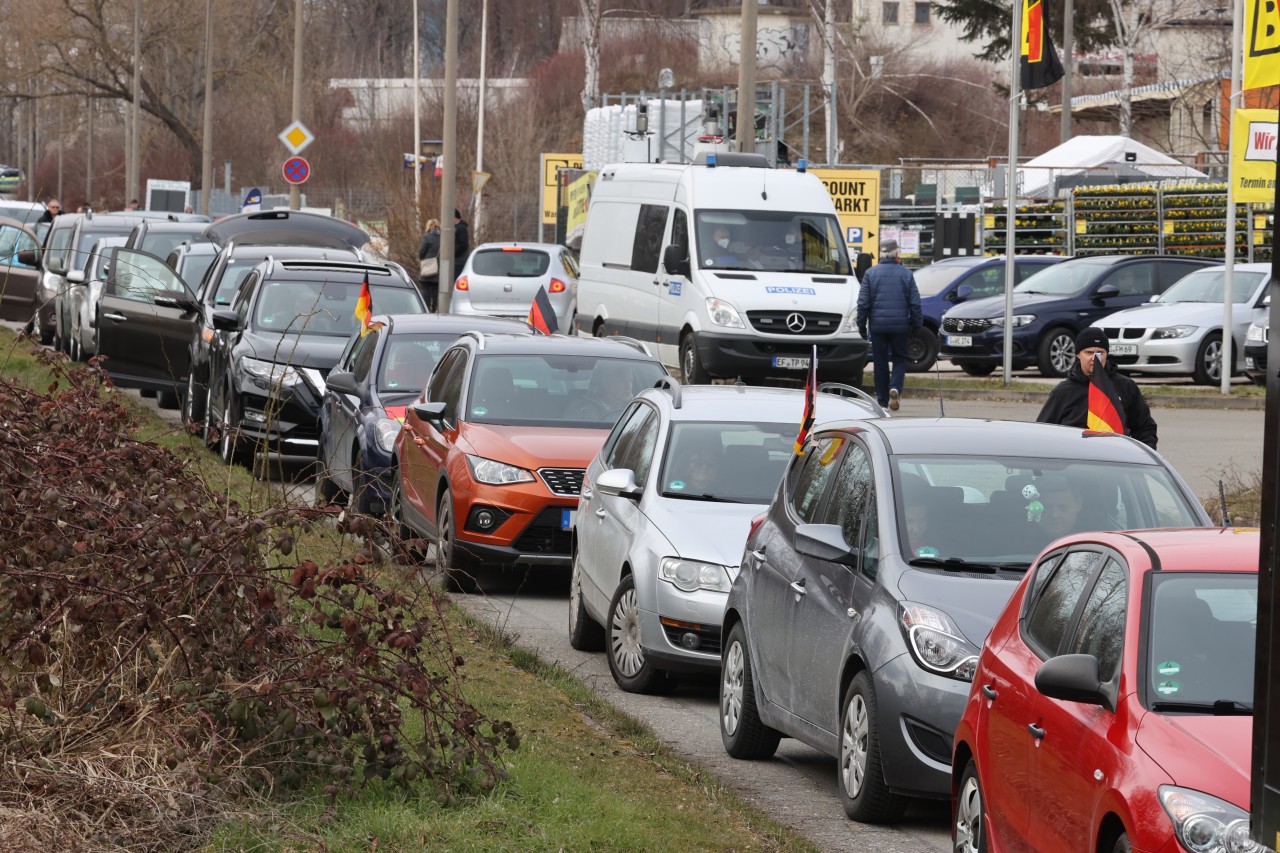 Wie hier in Gera vor drei Wochen wollen die Demonstranten auch in Erfurt einen Autokorso veranstalten. (Archivbild)