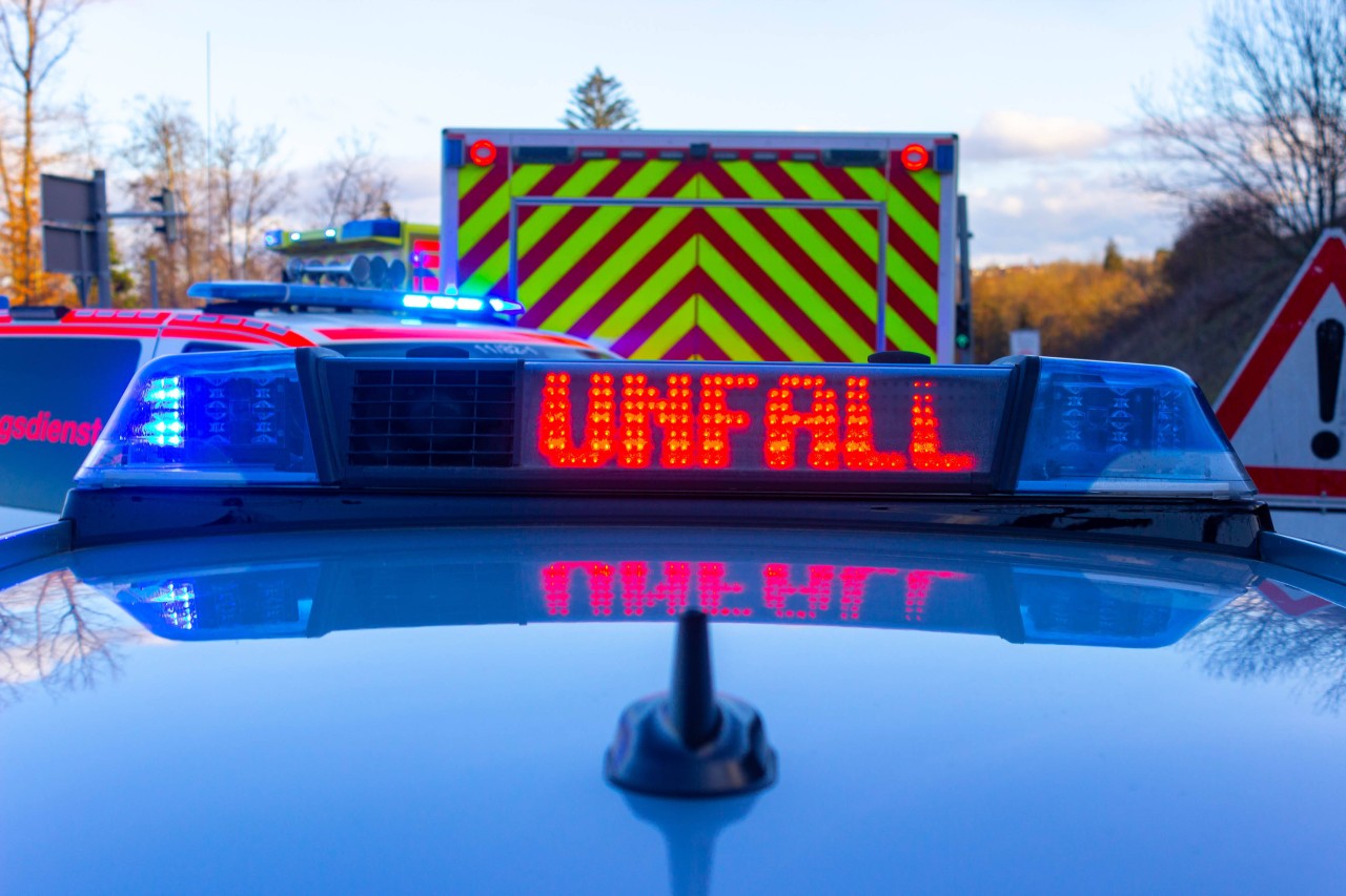 Eine Frau hat in Thüringen einen schweren Unfall gebaut. Doch damit hat das Drama erst begonnen. (Symbolbild)