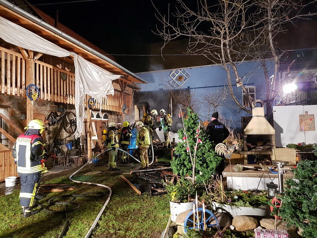 Die Feuerwehr verhinderte, dass das Feuer auf die umliegenden Gebäude überging.