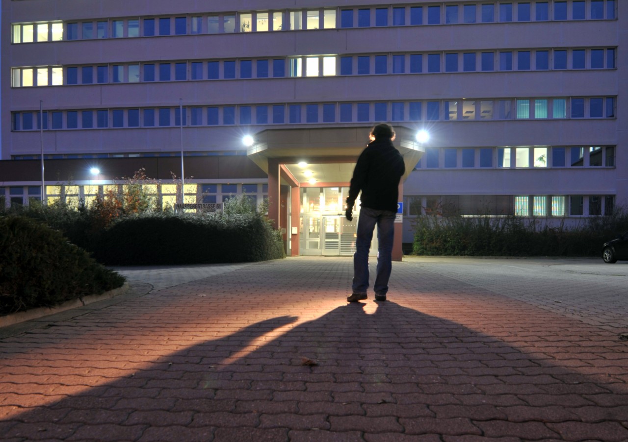 Ein Mann vor dem Thüringer Amt für Verfassungsschutz.