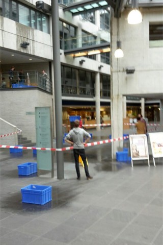 Pfützen bildeten sich am Dienstag (4.4.2017) auf dem Boden in der Eingangshalle der Thüringer Landes- und Universitätsbibliothek (ThULB).