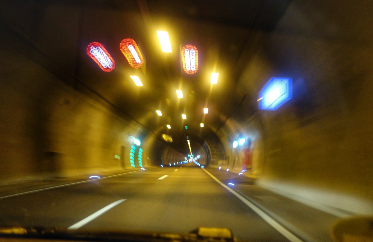 Nach dem Tunnel Behringen endete die Einsatzfahrt für die Streifenwagen unerwartet. (Symbolbild)