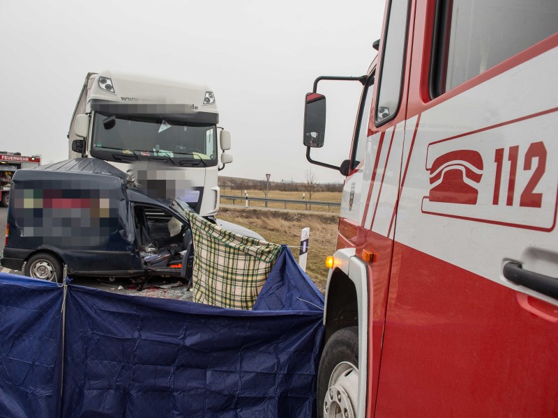 Bei einem schweren Unfall in Sömmerda sind am Montagmittag zwei Menschen tödlich verletzt worden. Ein Lastwagen ist mit einem Kleintransporter einer Erfurter Firma kollidiert. Die Bergung dauert derzeit noch an. (Fotos: Marcus Scheidel)