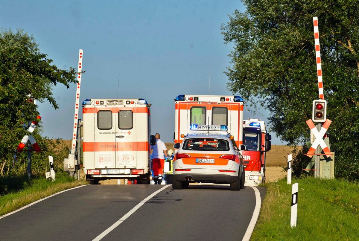 Unfall zwischen Auto und Zug an Bahnübergang in Höngeda