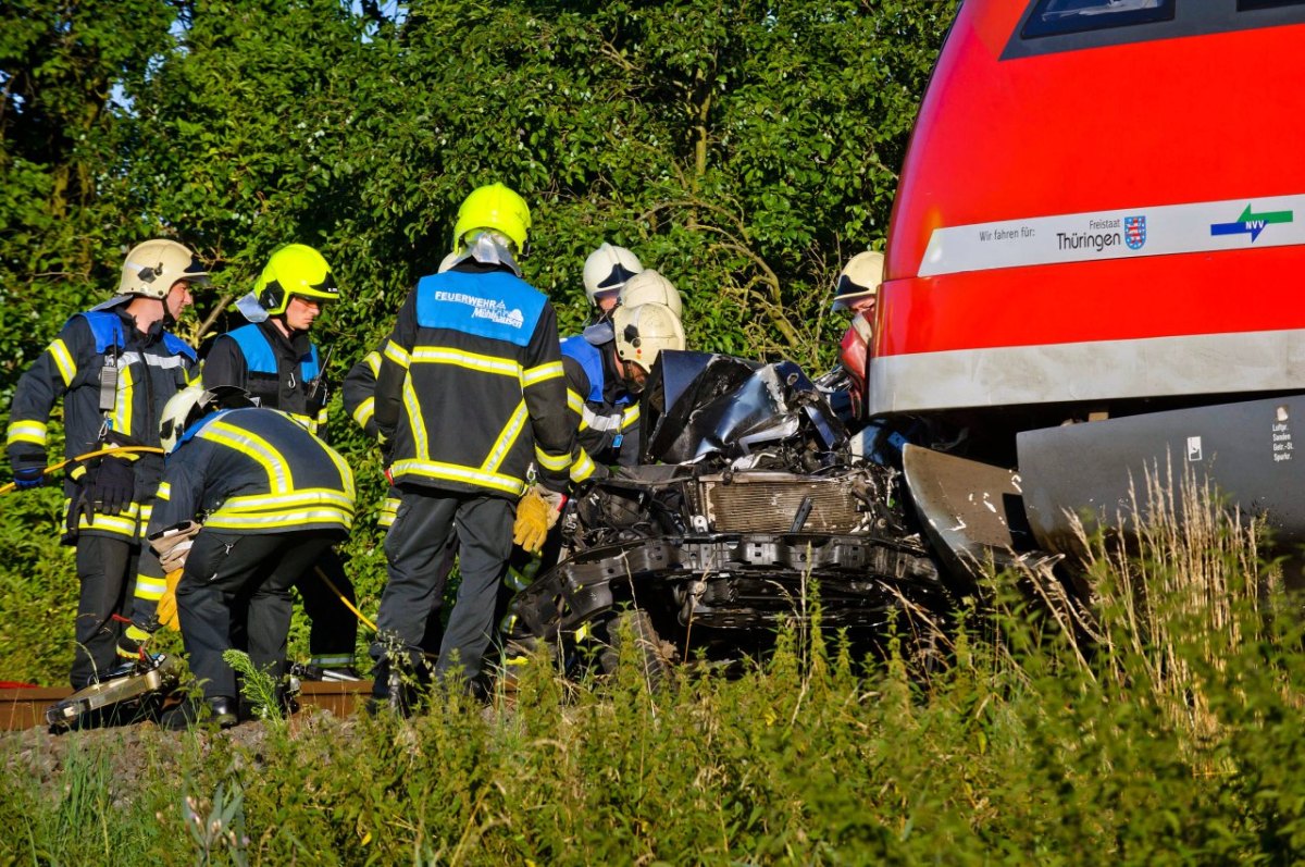 Unfall zwischen Auto und Zug an Bahnübergang in Höngeda