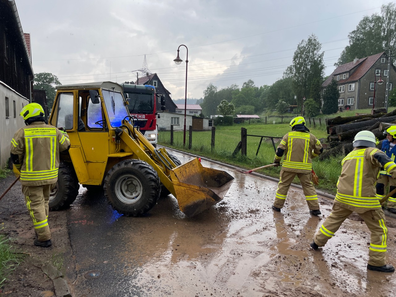 Die Unwetter in Thüringen trafen am Dienstag auch Schleusingen im Landkreis Hildburghausen. Hier mussten Straßen vom Schlamm befreut werden.