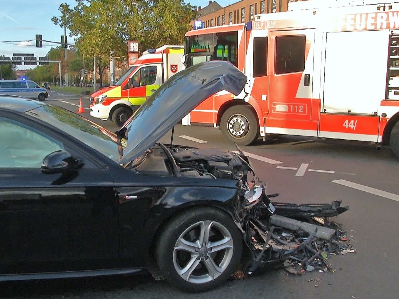 Ein Unfall an der Stauffenbergallee hat am Mittwoch (03.10.2018) für erhebliche Verkehrsbehinderungen in Erfurt gesorgt. Drei Menschen wurden bei dem Crash verletzt.