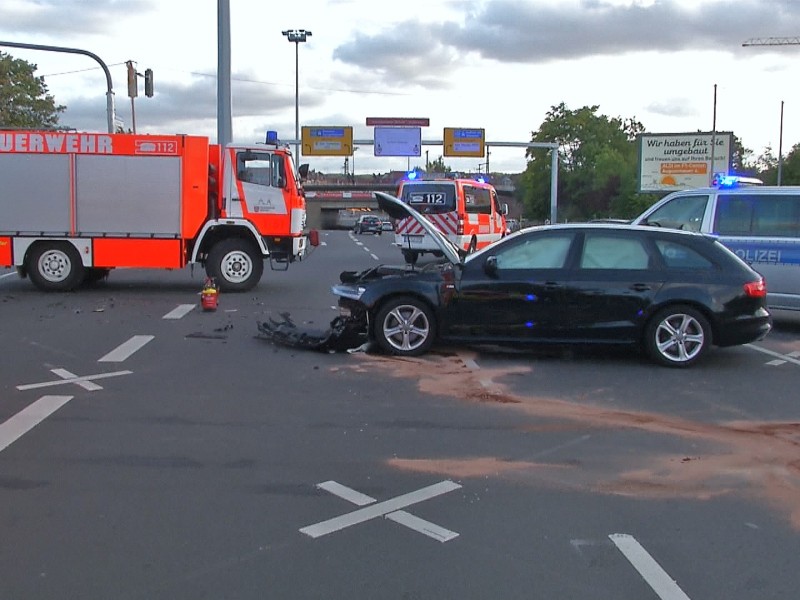 Ein Unfall an der Stauffenbergallee hat am Mittwoch (03.10.2018) für erhebliche Verkehrsbehinderungen in Erfurt gesorgt. Drei Menschen wurden bei dem Crash verletzt.