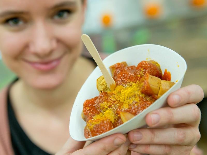 Vegane Curry-Wurst bei der BioFach-Messe: Wissenschaftler beschäftigen sich jetzt mit dem neuen Hype um die richtige Ernährung.