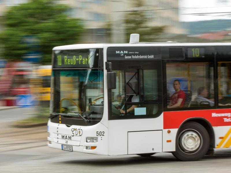 Verletzt nach einer Vollbremsung im Bus. Gibt es dafür Schmerzensgeld? Ein Gericht hat darüber entschieden.